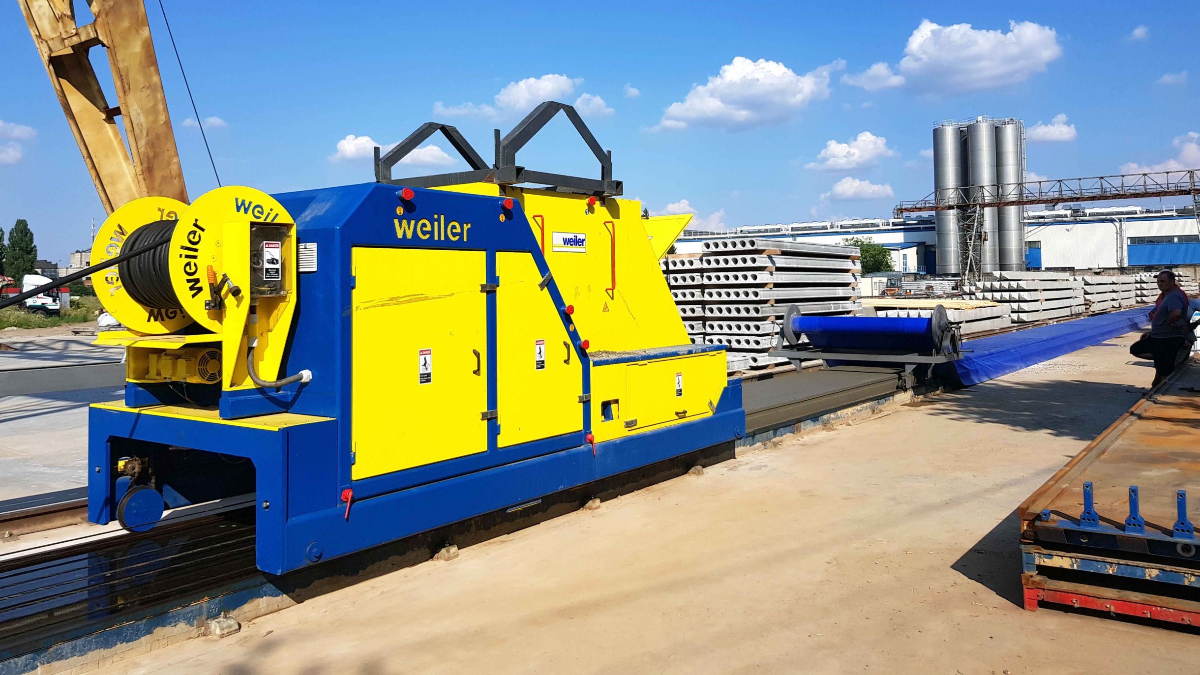 Экструдер Weiler производит пустотные плиты на производственной линии мобильного завода по выпуску сборного бетона