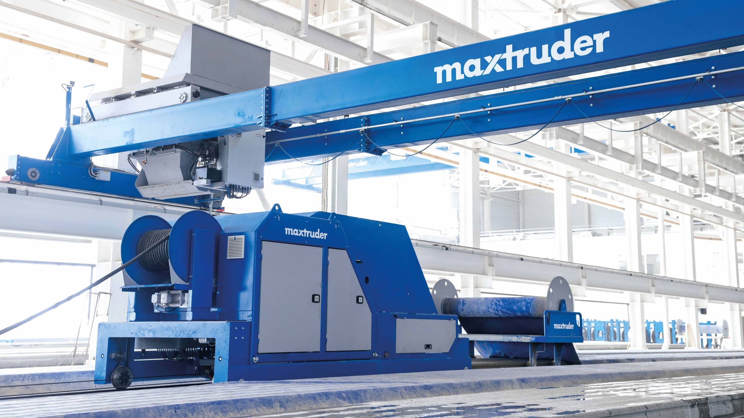 Виробниче обладнання MAX-truder на заводі збірного залізобетону для контрольованого, ефективного та надійного виробництва бетонних елементів.