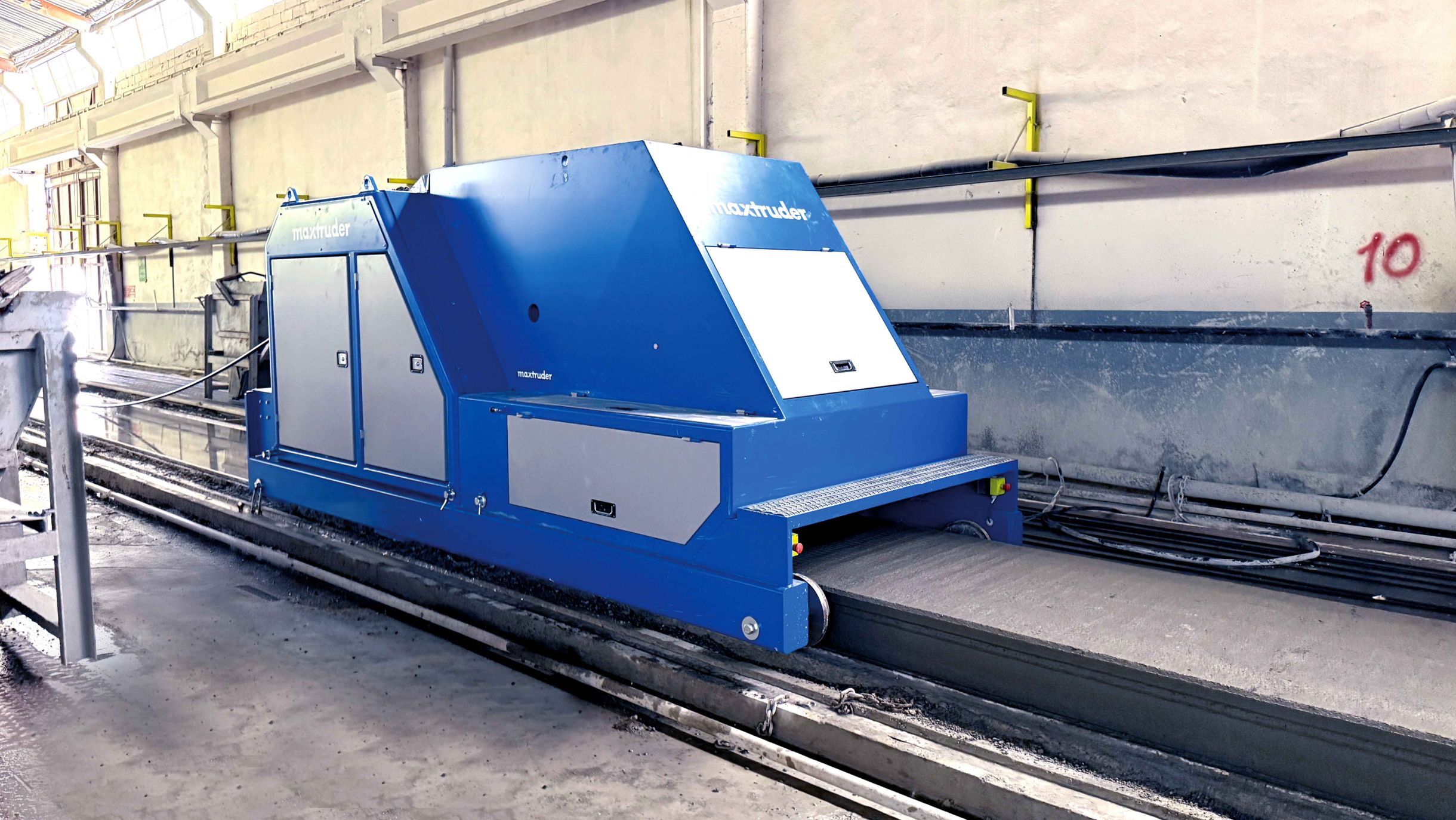 Vue latérale d’une machine MAX-truder chez Vessam Prefabrik pour une production flexible de dalles alvéolées.